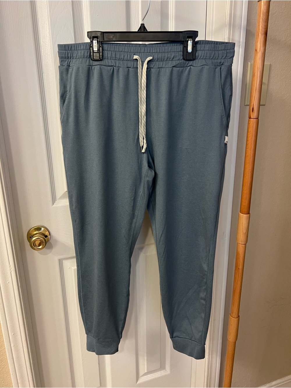 Vuori Men's Drawstring Joggers in Slate Gray-Blue